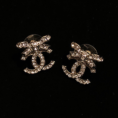 CHANEL-07214 샤넬 골드 크리스탈 장식 CC 로고 귀걸이